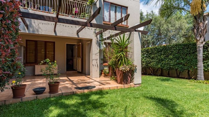 Sunninghill Apartment For Sale: 2 beds, private garden, inverter system, covered parking.