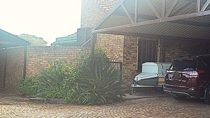 Clubview House For Sale: 3 beds, study, double garages, secure complex, low levies.