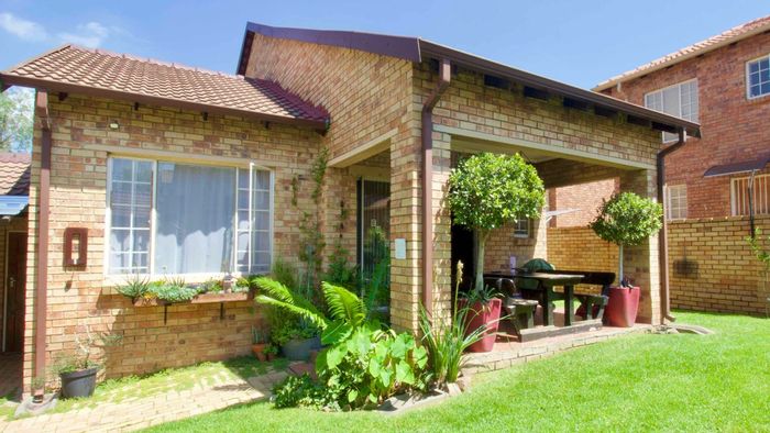 Amberfield Townhouse For Sale: 3 beds, garden, garage, secure estate living.