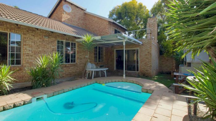 House for Sale in Amberfield Glen: 4 bedrooms, pool, braai area, secure complex.