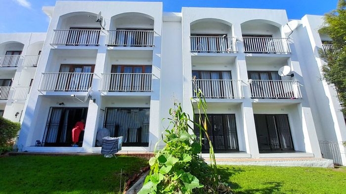 Wendywood Townhouse For Sale: 2 beds, garage, garden, near schools and shopping.