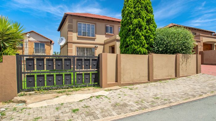 Noordwyk House For Sale: 3 bedrooms, garden, double garage, secure estate living.