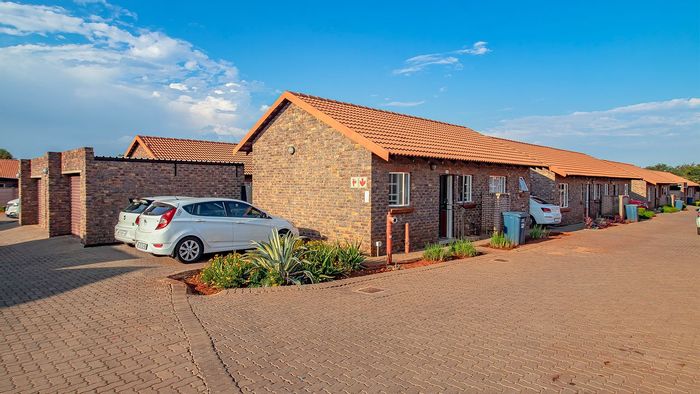 Townhouse For Sale in The Orchards: 3 Bedrooms, 2 Baths, Secure Estate Living.