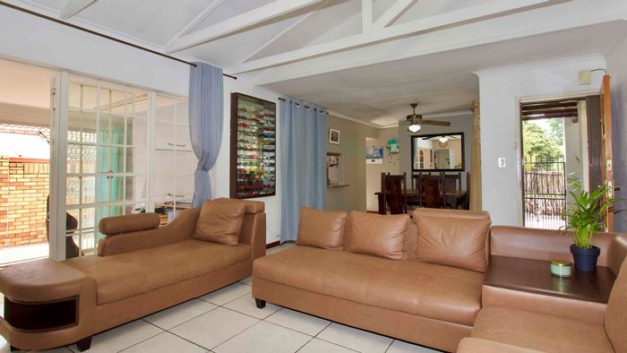 For Sale: House in Clubview with 2 beds, garage, sunroom, and storage.
