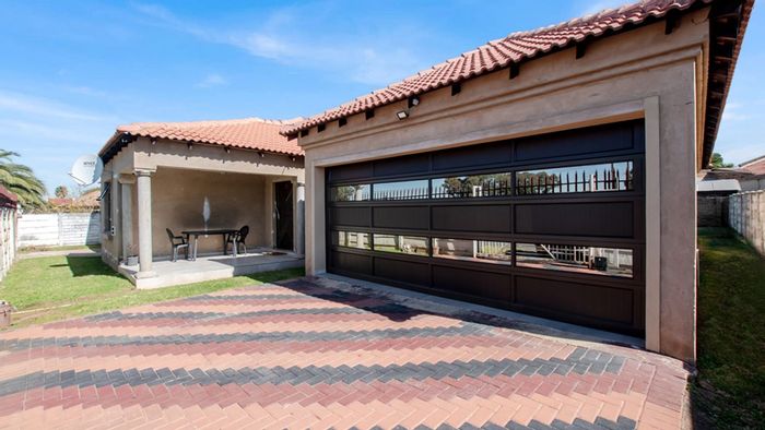 For Sale: House in Minnebron with 4 bedrooms, study, double garage, and solar system.