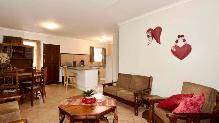 For Sale: 2-Bedroom Apartment in Mooikloof Ridge with Garage and Enclosed Patio.