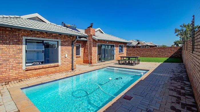 Rynfield Townhouse For Sale: 4 beds, pool, garden, security, pet-friendly complex.