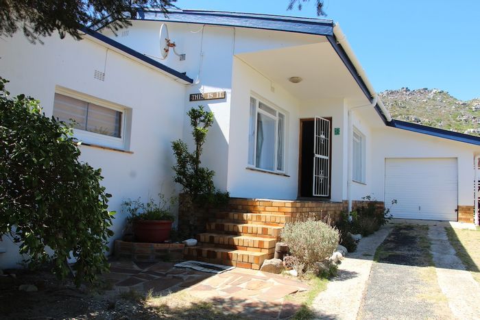 3-Bedroom House To Rent in Kommetjie Central with garden, Wi-Fi, and parking.