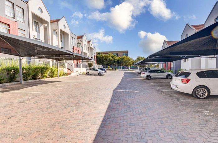 Ferndale Apartment To Rent: 1 bed, pet-friendly, secure parking, fibre-ready.