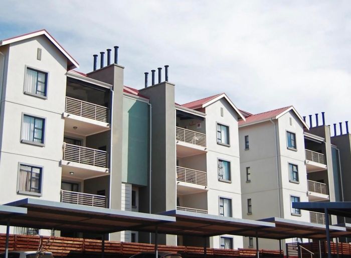 Modderfontein Apartment To Rent: 24-hour security, pool, prepaid utilities, balcony access.