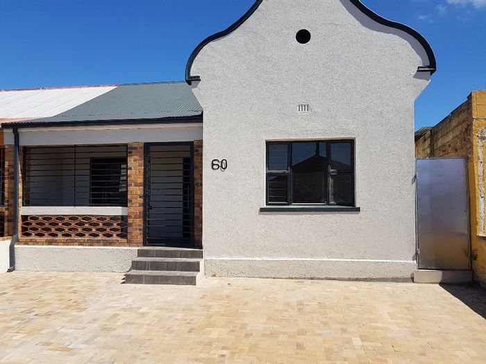 Wynberg House To Rent: 3 Bedrooms, 2 Bathrooms, off-street parking, close to amenities.