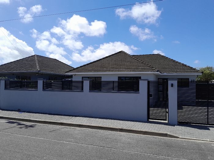 House to rent in Crawford: 3 bedrooms, secure parking, prepaid utilities.