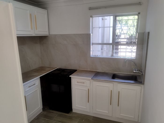 Cottage To Rent in Blairgowrie: Private garden, secure parking, high-speed Wi-Fi.