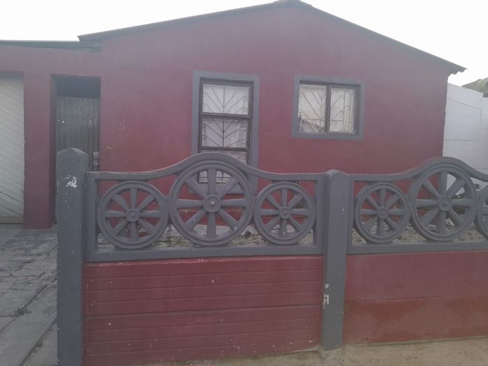 3-bedroom house in Roosendal to rent, close to schools and amenities.