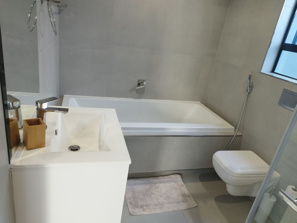 Guest bathroom_tub