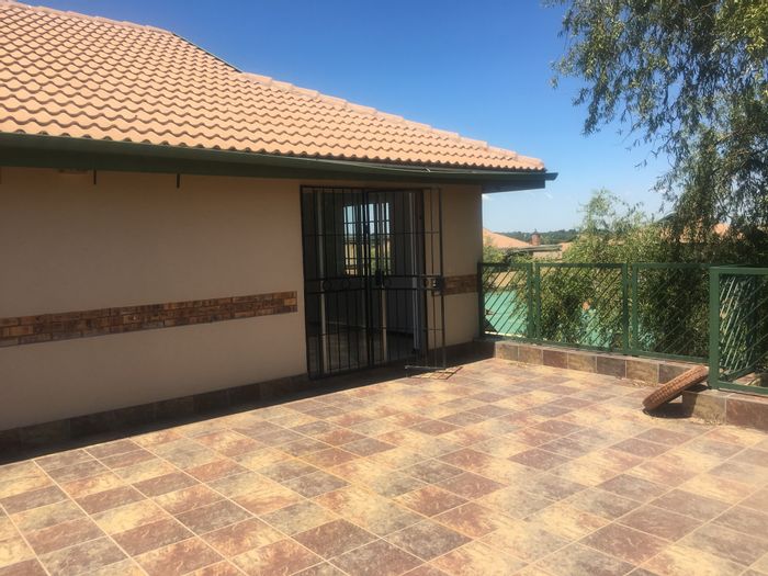 Townhouse to Rent in Elarduspark: 3 beds, pet-friendly garden, communal pool.