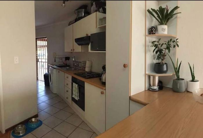 Wilgeheuwel Townhouse To Rent: Spacious layout, private garden, and secure parking.