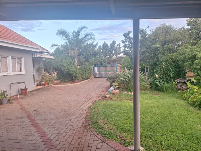 Flat To Rent in Hadison Park: 1 Bedroom, 2 Carports, Built-in Braai Area.