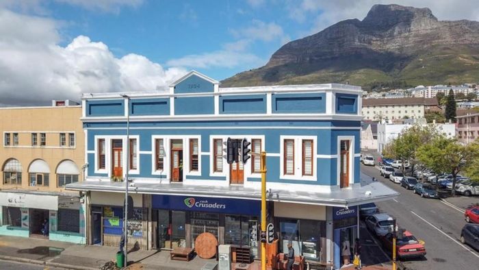 Retail unit to rent in Woodstock: high visibility, open layout, street parking.