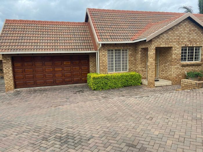 Townhouse To Rent in The Wilds: 2 beds, en-suite, garage, clubhouse access.
