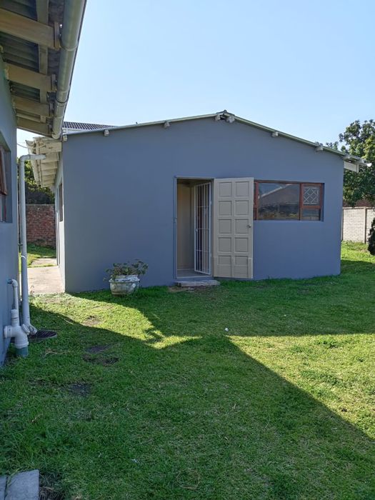 Flat To Rent in Gonubie: 1 bed, parking, near beach and amenities.