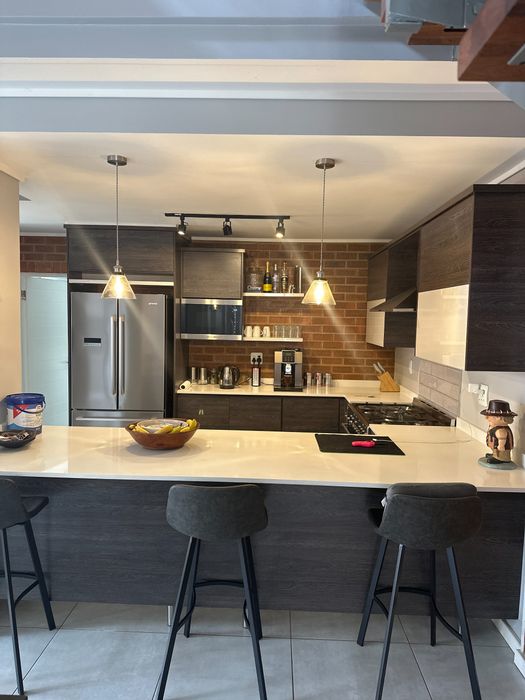 North Riding Townhouse To Rent: 4 beds, 3 baths, pet-friendly, close to amenities.