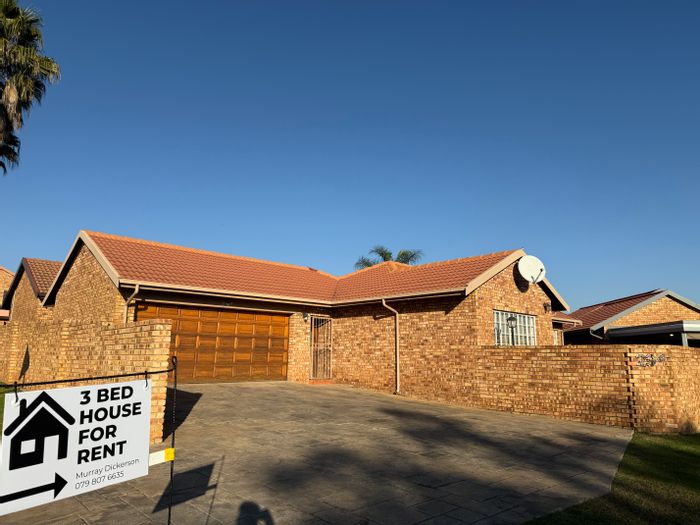 Amberfield House To Rent: 3 beds, pet-friendly, garden, secure estate, easy maintenance.