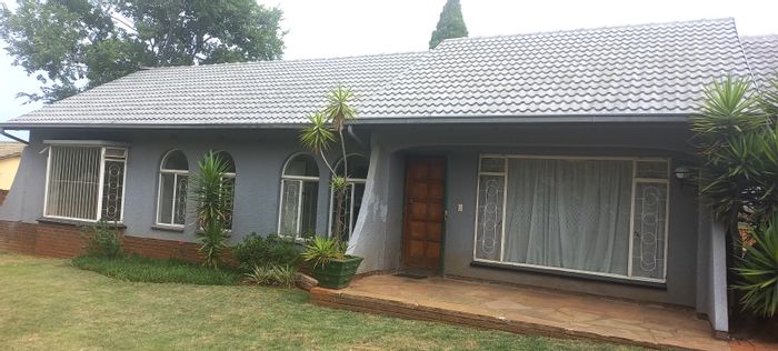 To Rent: Weltevreden Park House with Pool, Garden, Office, and Parking.