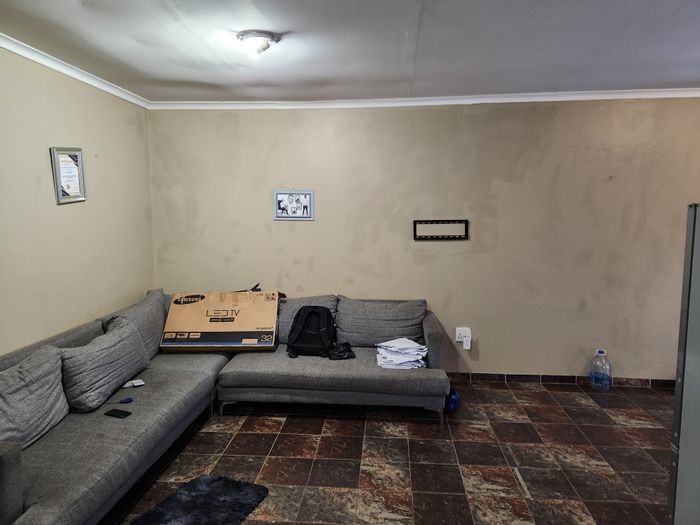 Bachelor's Apartment in Mondeor To Rent: Uncapped WiFi, parking, near transport and malls.