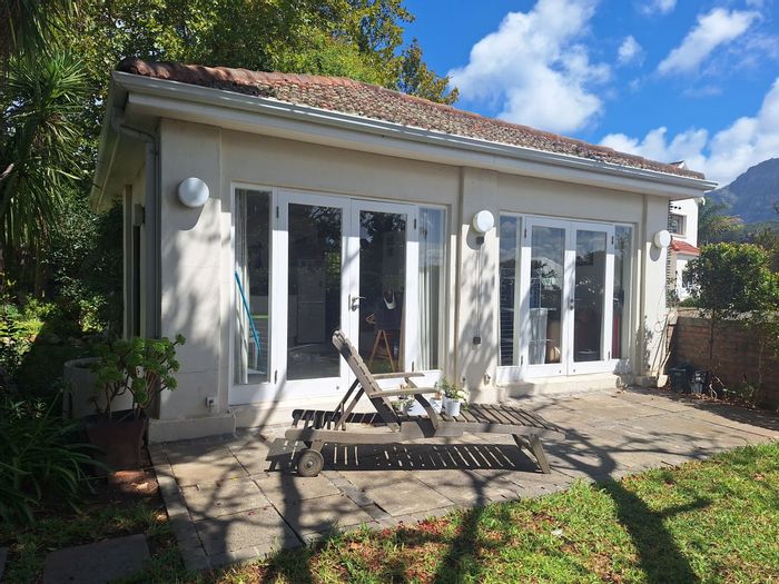 Furnished 1-bedroom apartment in Wynberg with garden and off-street parking. To Rent.