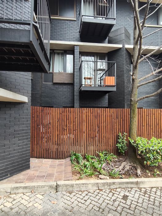 Apartment To Rent in Bedfordview Central: Gym, pool, pet-friendly, secure living.