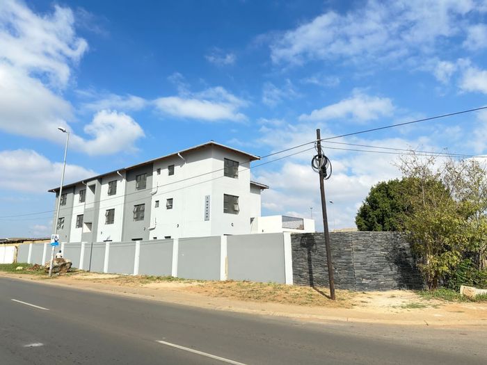 Dobsonville Apartment To Rent: Studio with kitchenette, ensuite, Wi-Fi, parking available.