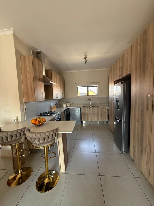 Doringkloof Apartment To Rent: 2 Bedrooms, Pet-Friendly, Free WiFi, Pool Access.