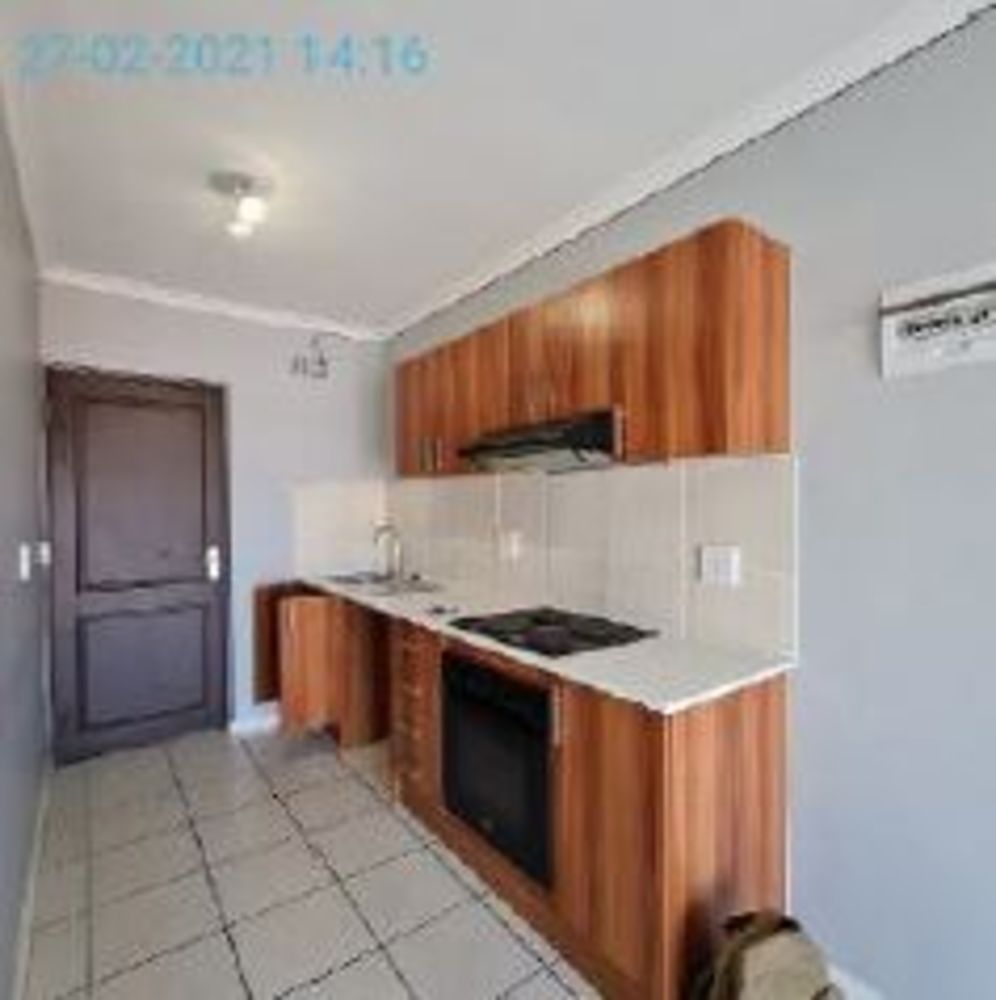 KITCHEN WITH STOVE, OVEN AND EXTRACTOR FAN