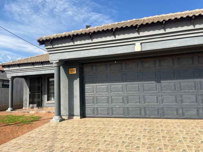 House To Rent in Mothibistad: 3 bedrooms, pet-friendly, double garage, outdoor braai.