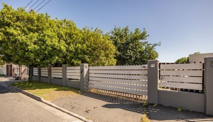 5-Bedroom House To Rent in Windsor Park Estate with Parking and Communal Garden.