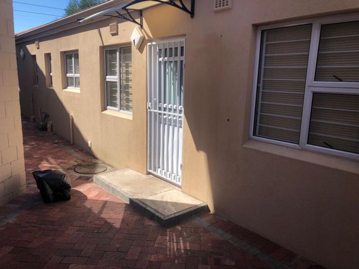 2-Bedroom Flat in Gatesville To Rent with Secure Parking and Prepaid Electricity.