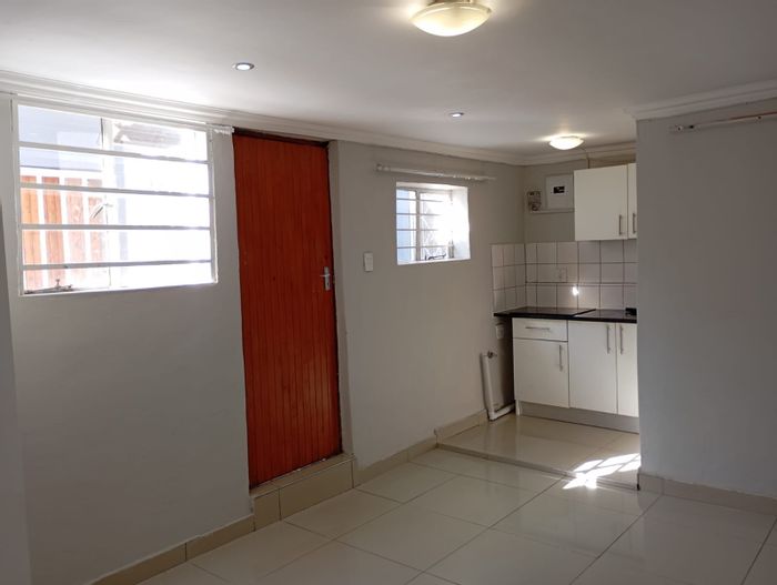 Bachelor Cottage To Rent in Orange Grove: Prepaid Electricity, Water Included, Close to Amenities.