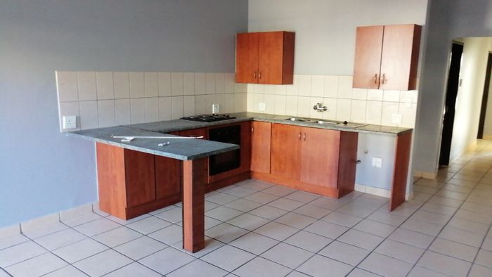 3-bedroom townhouse to rent in Brakpan North with security and prepaid electricity.