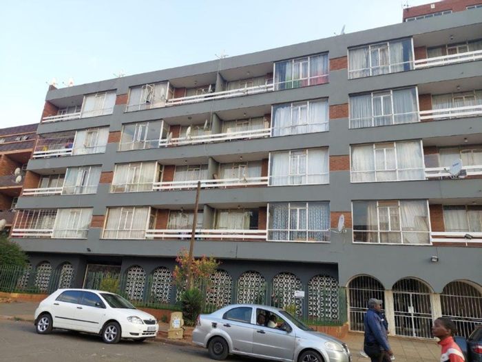 Yeoville Apartment To Rent: Two bedrooms, secure parking, near shops and dining.