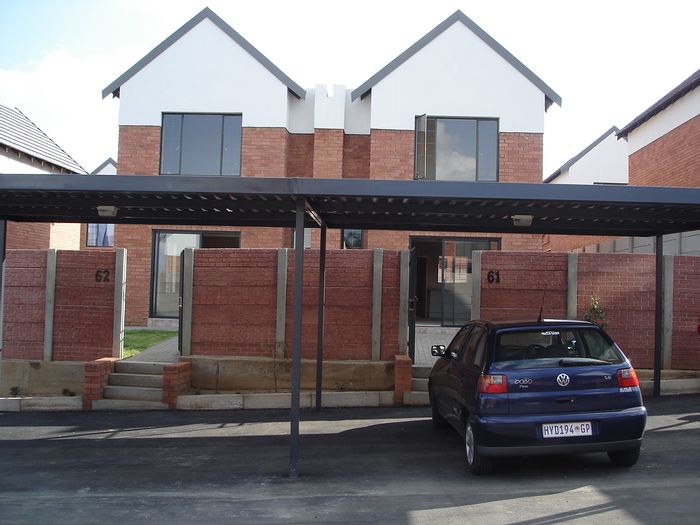 North Riding Townhouse To Rent: Private garden, 2 bedrooms, secure complex amenities.