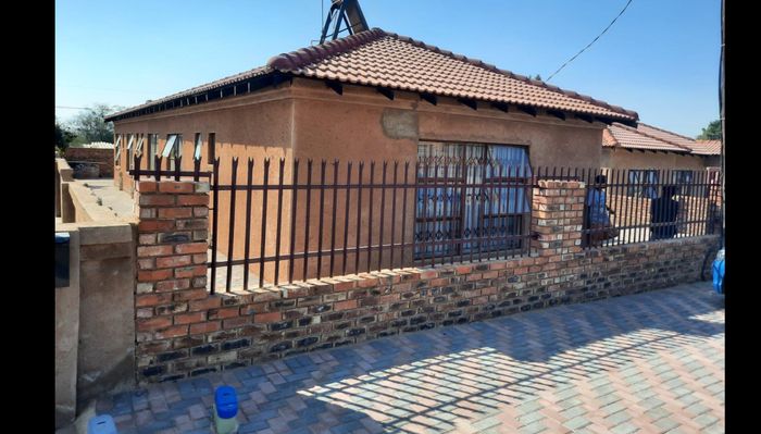 House to Rent in Ga-Rankuwa: Bachelor rooms with en-suite, shared amenities, secure parking.