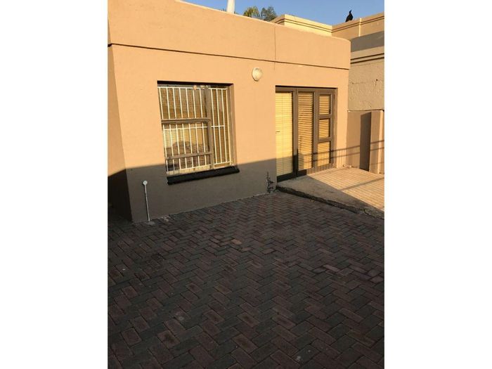 Diepkloof Apartment To Rent: 3 bedrooms, open-plan kitchen, secure environment.