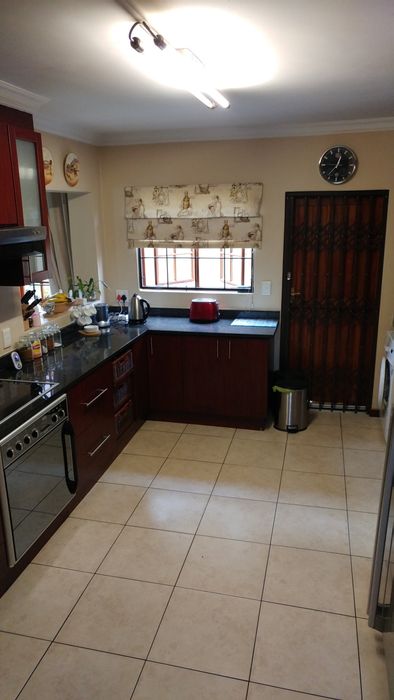 Douglasdale Cluster To Rent: 2 beds, splash pool, study, easy access to amenities.