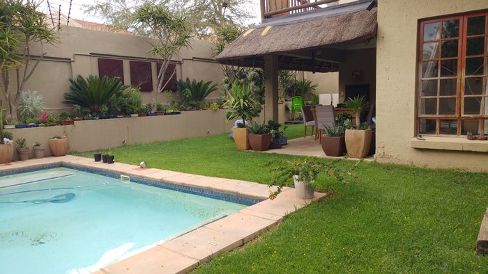 Douglasdale Cluster To Rent: 2 beds, splash pool, study, easy access to amenities.