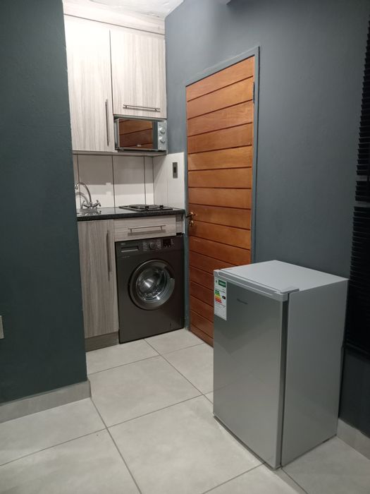 1-Bedroom Apartment in Nellmapius To Rent: Uncapped Wi-Fi, kitchenette, prepaid utilities.