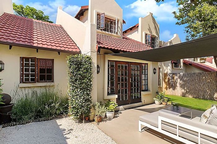 Bryanston Townhouse To Rent: 2 beds, garden, pool, secure complex, pet-friendly.