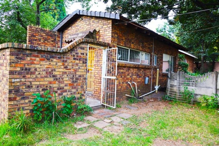 Cottage to Rent in Buccleuch: 2 beds, large kitchen, garden, parking available.