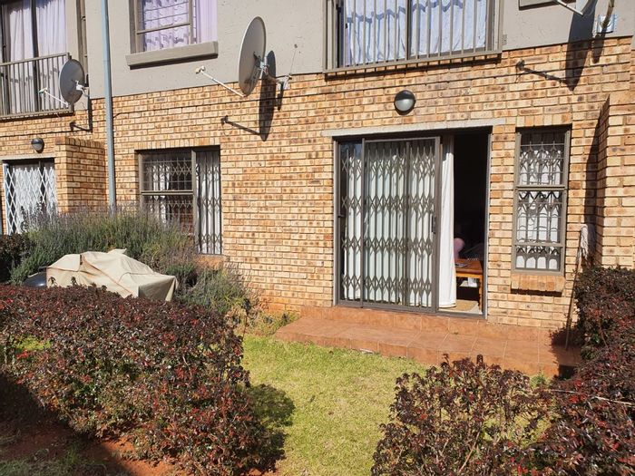 1-Bedroom Apartment in Noordheuwel To Rent with Security, Garden, and Parking.