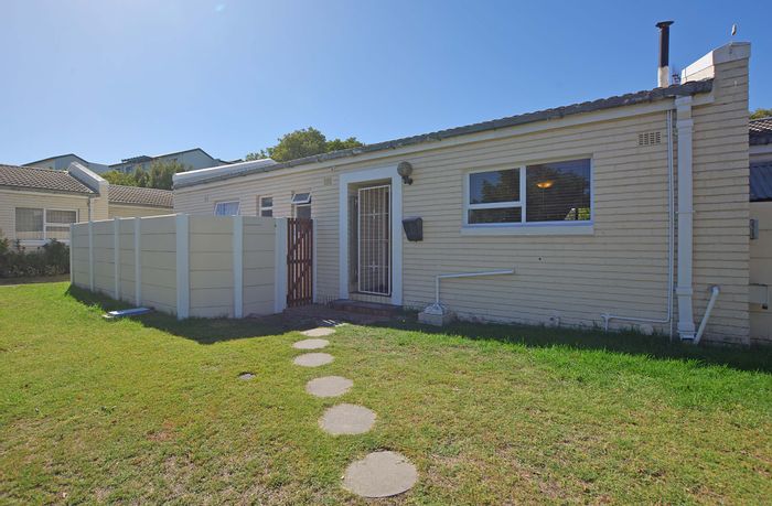 Pet-friendly 3-bedroom townhouse in Table View with garden, braai, and security.